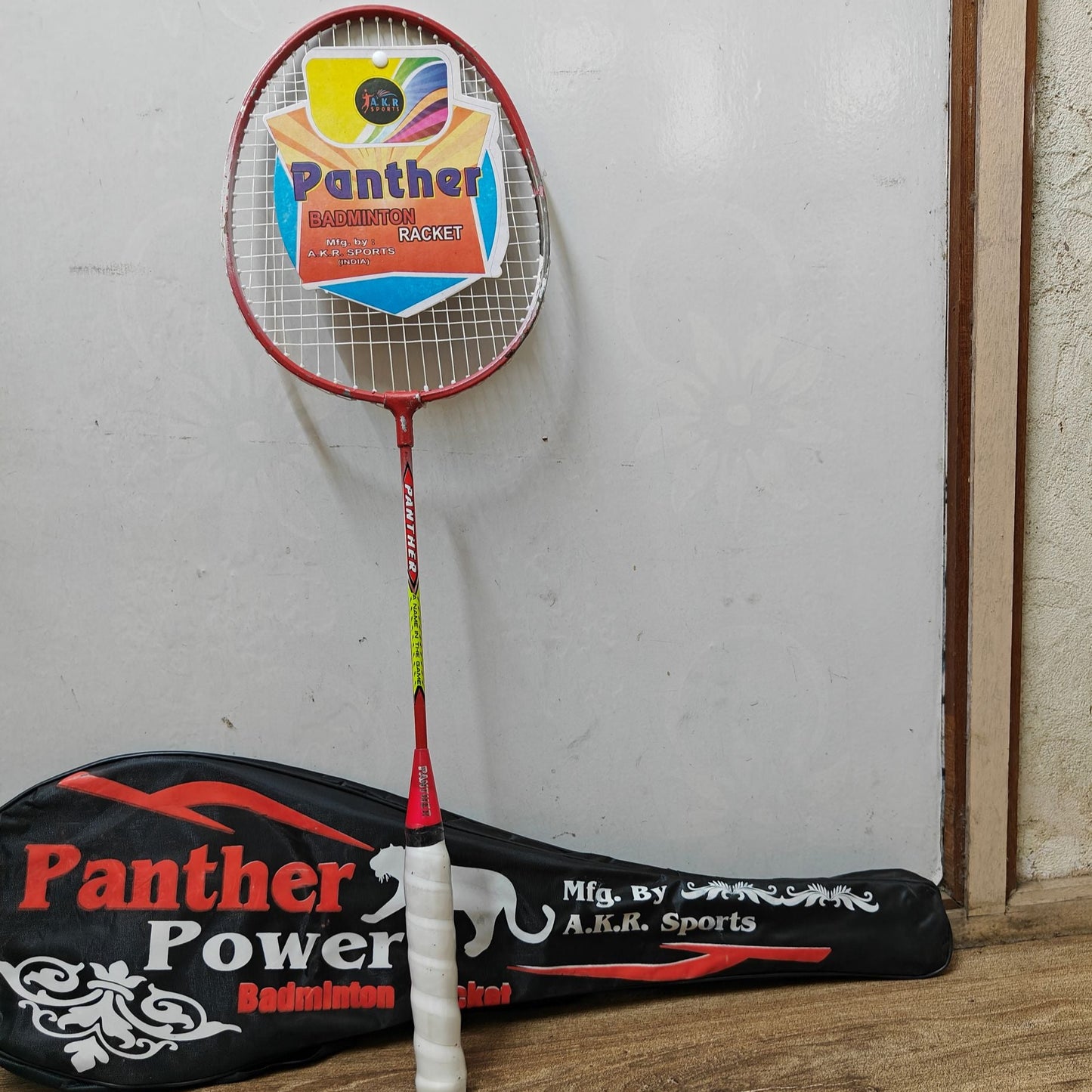 UK-0826 Strung Badminton Racket with Full Racket Cover | For Beginners | 130 grams | Maximum String Tension - 26lbs